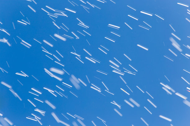 雨点落在蓝天的背景上图片下载
