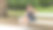 坐在公园长椅上的中年妇女图片下载