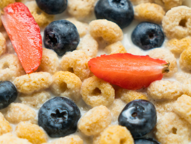 一碗全谷物圈和孤立的蓝莓素材图片