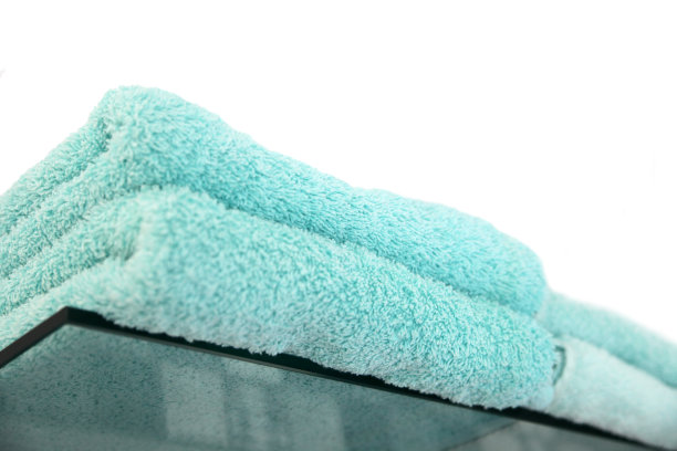 绿松石色毛巾堆叠，孤立图片下载