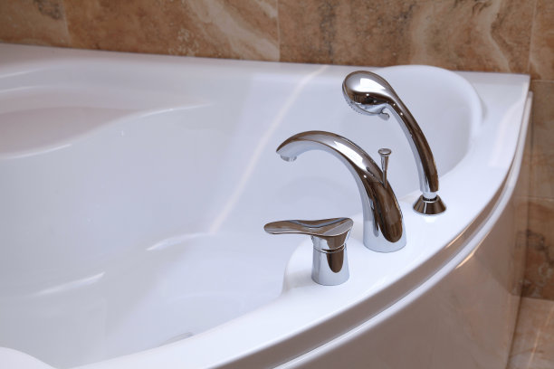 现代浴室的浴缸龙头。图片下载