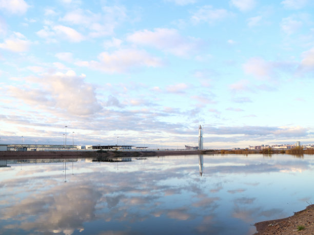 日落时分，海滩上正在建设的摩天大楼素材图片