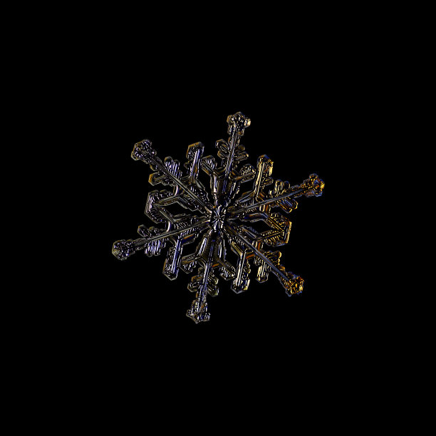 雪花在黑色的背景上闪闪发光素材图片