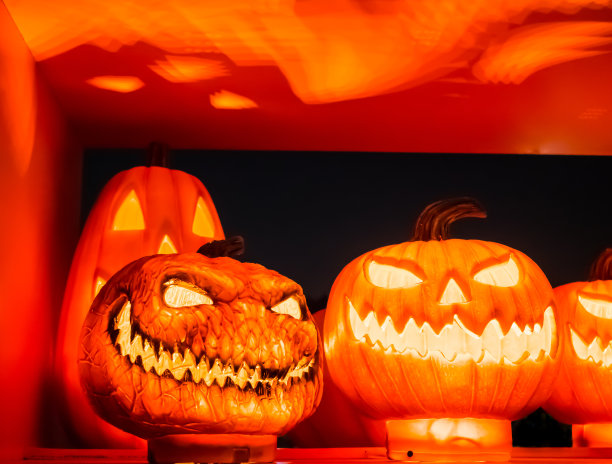 可怕的橙色南瓜灯，10月底万圣节之夜的装饰。图片下载
