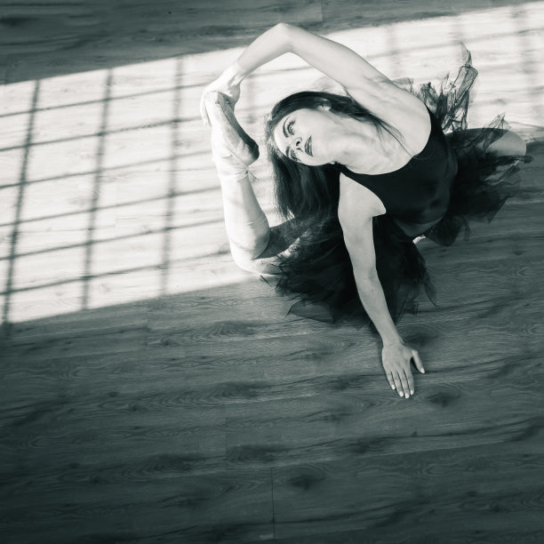 芭蕾舞演员在室内跳舞，复古。健康的生活方式的芭蕾舞图片下载