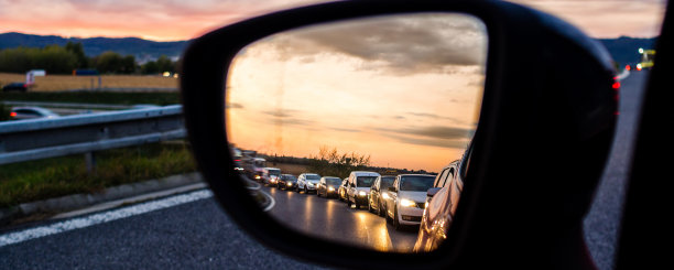 日落时分，后视镜出现交通堵塞素材图片