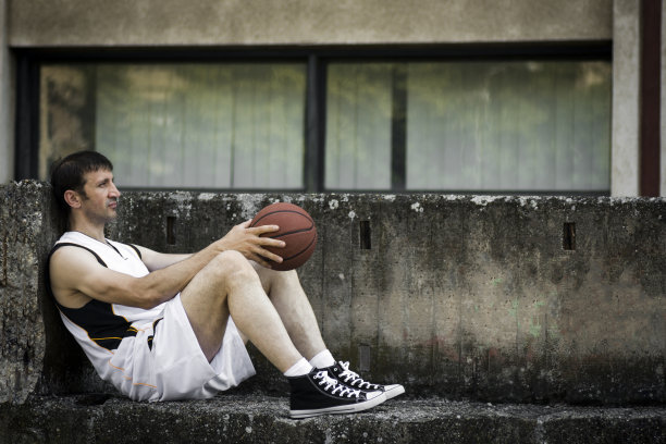 休息的篮球运动员图片下载