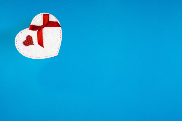心形礼盒上的蓝色背景。图片下载