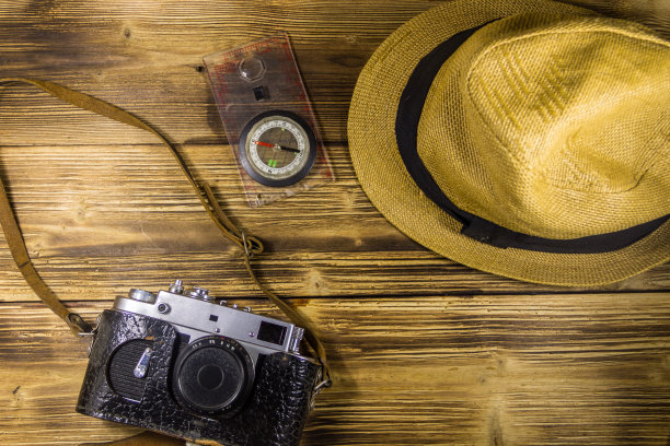 指南针，帽子和木制背景的复古相机图片下载