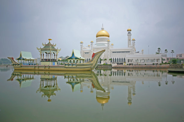 文莱Omar Ali Saifuddien清真寺的黄金和大理石建筑图片下载