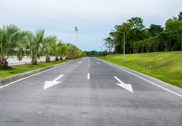 公园里的混凝土路面箭头符号图片下载