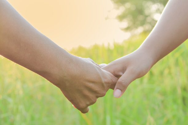 自然的手和手的孩子图片下载