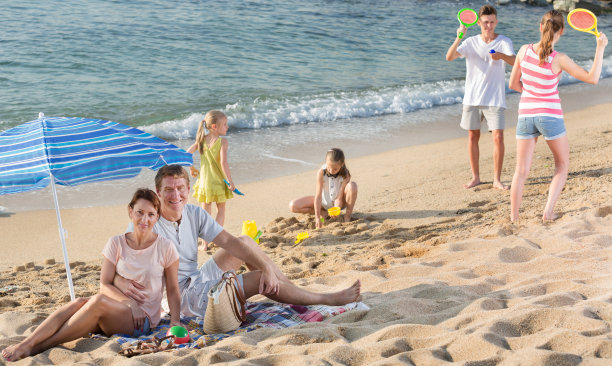 父母和孩子们在海滩上玩耍图片下载