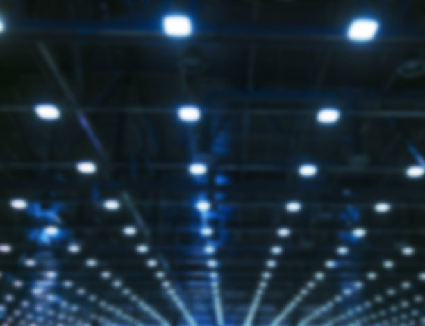 模糊的背景灯光和通风系统在黑暗的办公工业建筑天花板上的长线，模糊的展厅天花板施工图片下载