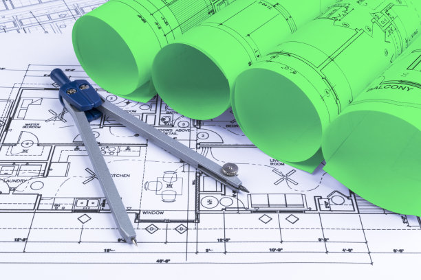 建筑蓝图和蓝图卷和一个绘图工具在工作台上。指南针,计划。土木工程、建筑背景。图片下载