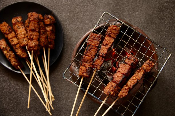 Sate Kere，来自苏拉卡塔/梭罗的坦培沙堤街头小吃图片下载