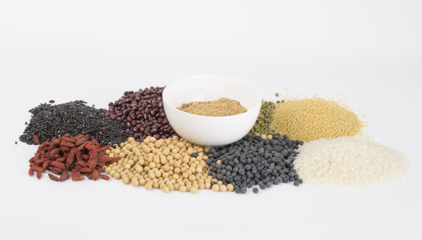 健康饮食。黑米，大米，小米，豆类，枸杞(枸杞)，研磨成某种健康的食物面粉。这是在中国很受欢迎的食物，并被称为五谷芬。素材图片