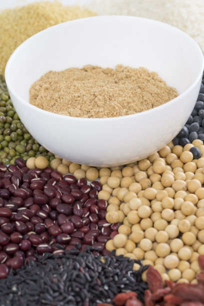 健康饮食。黑米，大米，小米，豆类，枸杞(枸杞)，研磨成某种健康的食物面粉。这是在中国很受欢迎的食物，并被称为五谷芬。素材图片