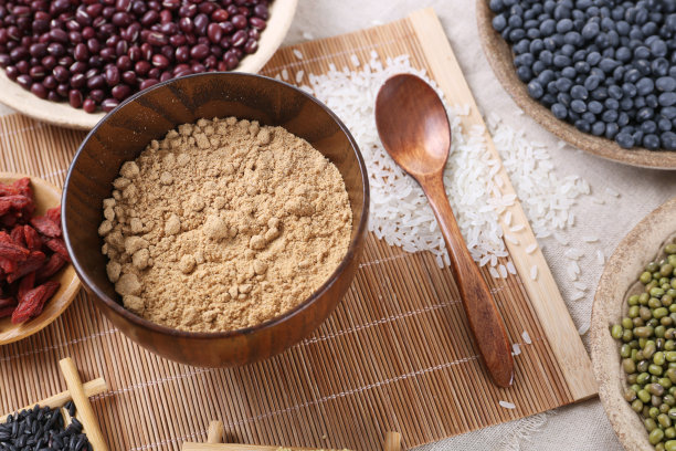 健康饮食。黑米，大米，小米，豆类，枸杞(枸杞)，研磨成某种健康的食物面粉。这是在中国很受欢迎的食物，并被称为五谷芬。素材图片