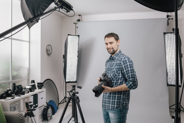 专业摄影师在工作室摆姿势素材图片