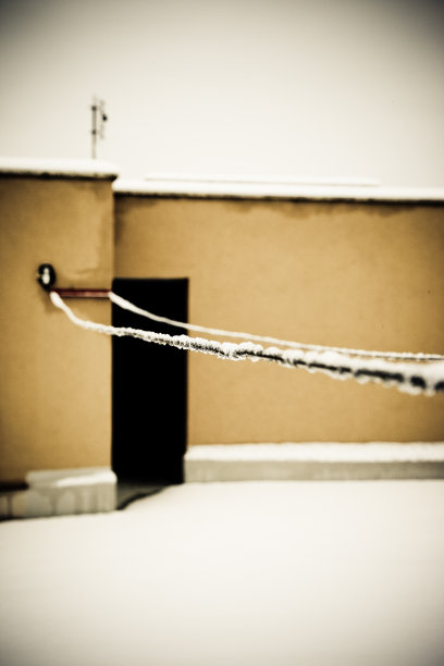 屋顶上结冰的电线图片下载