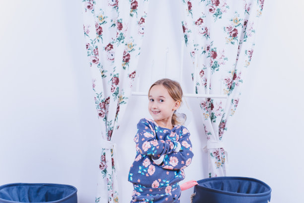 白色背景上的小女孩图片下载