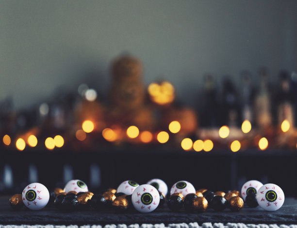 万圣节的时间。糖果和散焦背景与眼球图片下载