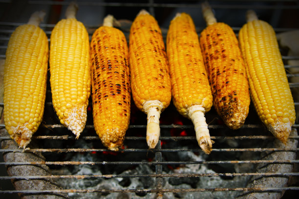 烤玉米。图片下载