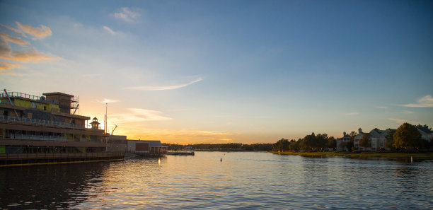 有一艘典型的美国蒸汽船的大河河口的景观图片下载