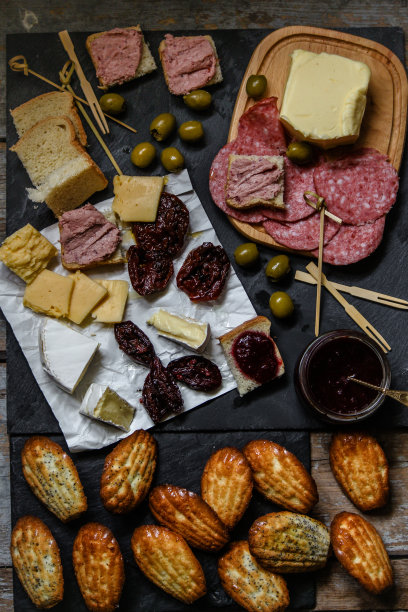 各种小吃(开胃菜)——奶酪、橄榄、馅饼、果酱、玛德琳蛋糕等等图片下载