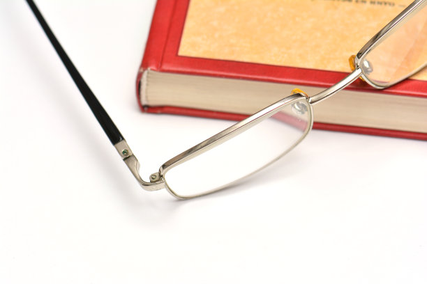 白色背景上的眼镜和书图片下载