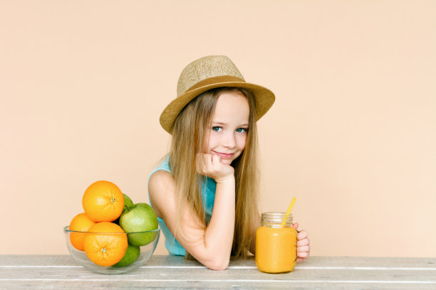 有水果的小女孩。图片下载