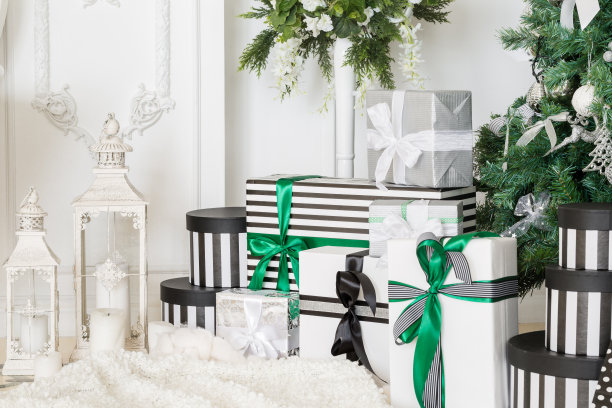 圣诞节的早晨。经典的公寓有白色的壁炉，装饰过的树，明亮的沙发，大窗户图片下载