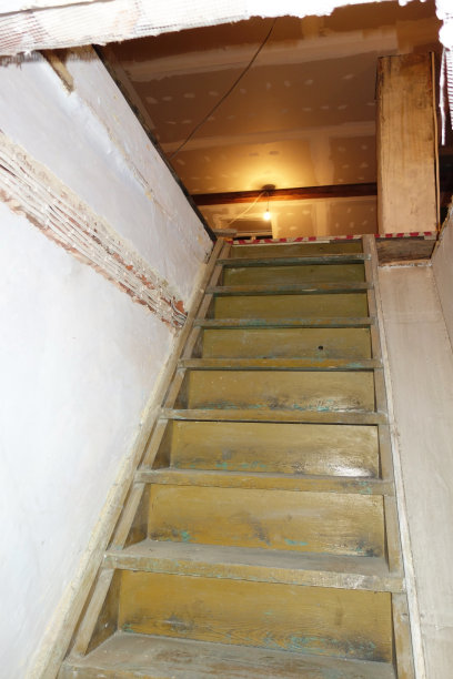 阁楼装修的楼梯图片下载