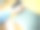 现代灰色的电脑、笔记本电脑和手机和亚洲商务女性的手放在木制的工作台上图片下载
