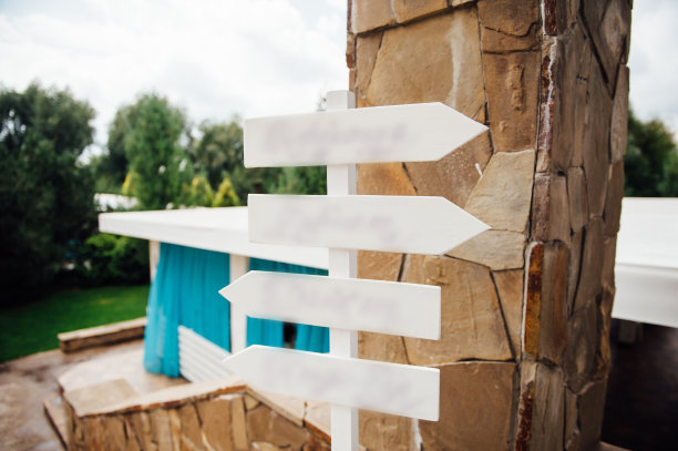 婚礼在公园举行。专注于木制指针图片下载