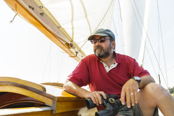 帆船上的老人图片下载