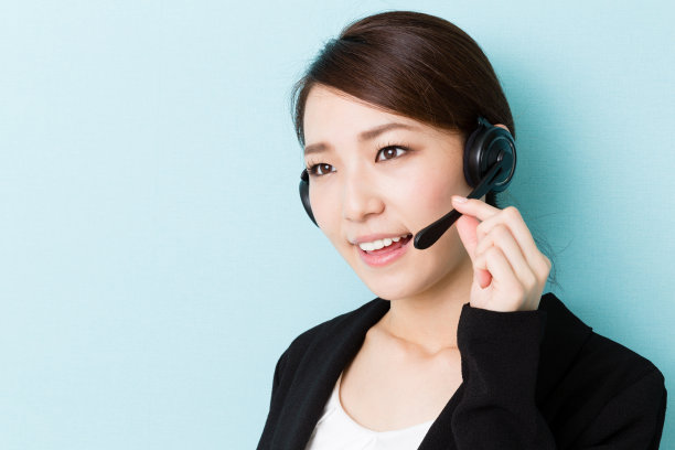 亚洲女商人的肖像孤立在蓝色的背景图片下载