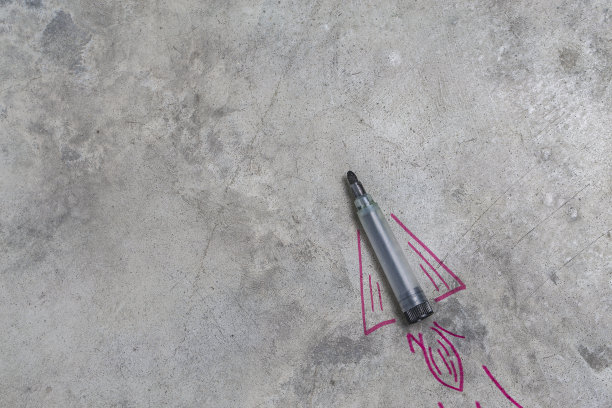 回到学校的概念。由铅笔、蜡笔和粉笔制成的火箭图片下载