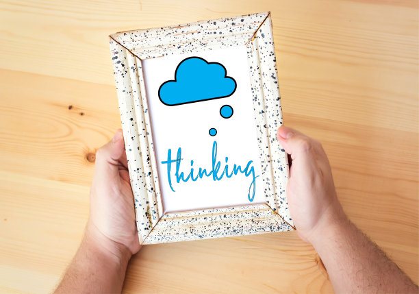 手持带有“思考”字样和云朵的对话气泡图片下载