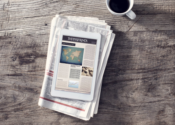 坐在桌子上看报纸图片下载