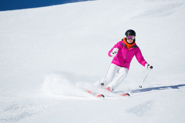 女子运动- 40岁女子滑雪图片下载