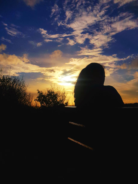 女孩看日落图片下载