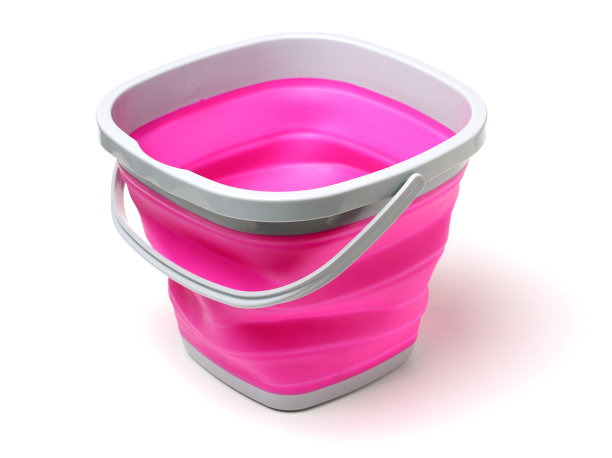 白色背景上的塑料桶图片下载