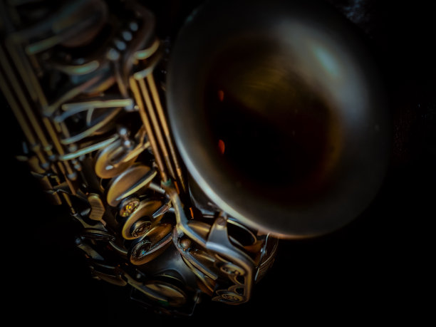 中音萨克斯管特写片段，选择性聚焦背景。图片下载