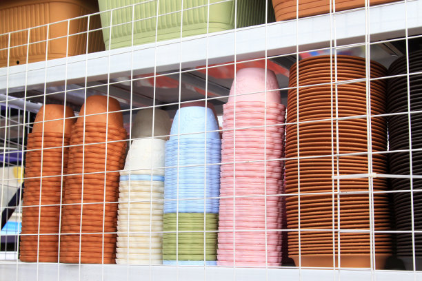 架子上的彩色塑料花盆，特写照片图片下载