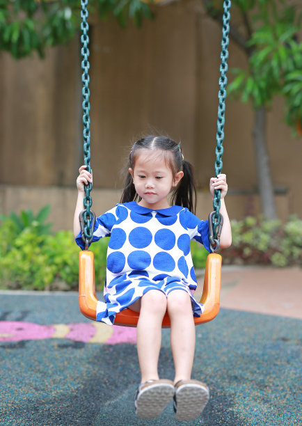 孩子们在操场上荡秋千。图片下载