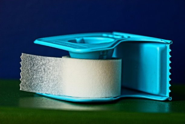 蓝色塑料结构上的白色粘性石膏图片下载