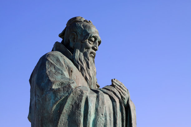 在中国北方的一个公园里，天空中的人物雕塑图片下载