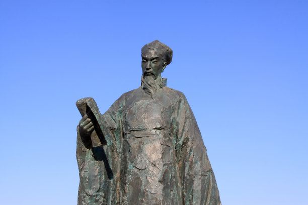 在中国北方的一个公园里，天空中的人物雕塑图片下载